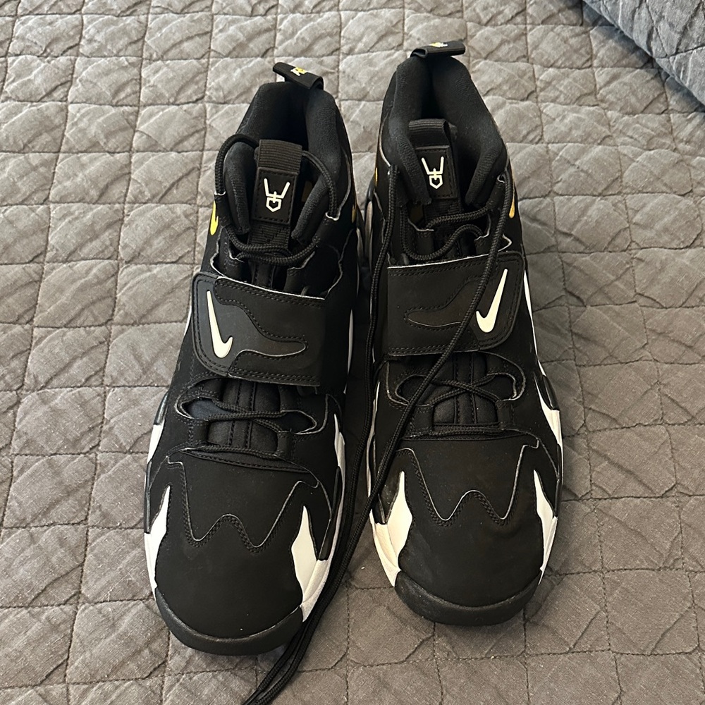 Nike men Black and White High-Top Sneakers